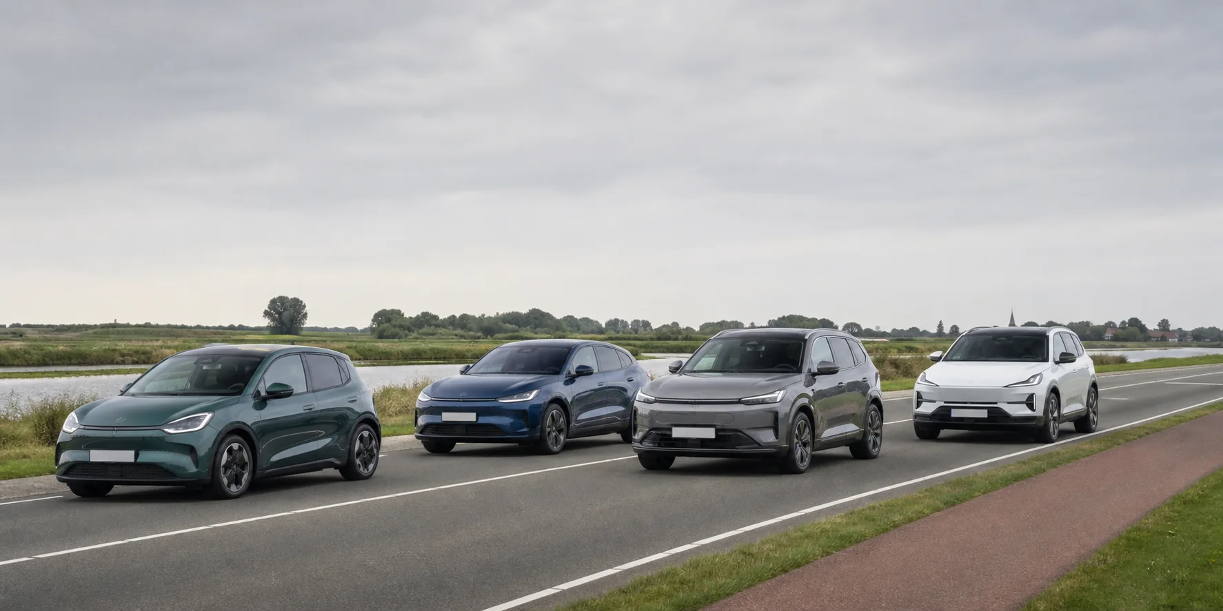 Vier elektrische auto's op een Nederlandse weg, gefotografeerd als een moderne modelvergelijking